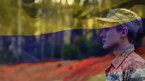 Animación-De-La-Bandera-De-Colombia-Ondeando-Sobre-Un-Soldado-Caucásico-Saludando.