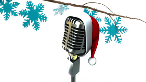 Animation-Einer-Weihnachtsmütze-Auf-Einem-Vintage-Mikrofon-Und-Fallendem-Schnee-Auf-Weißem-Hintergrund
