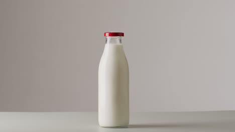 Video-Von-Glasflaschen-Milch-Auf-Weißem-Hintergrund