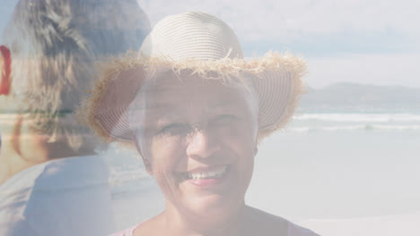 Verbund-Aus-Zwei-Glücklichen-älteren-Frauen-Am-Strand-Am-Meer