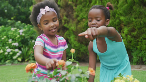 Glückliche-Afroamerikanische-Mädchen-Gießen-Pflanzen-Und-Arbeiten-Im-Garten