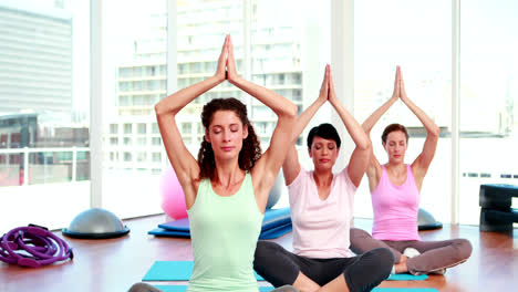 Frauen-Machen-Yoga-Im-Fitnessstudio