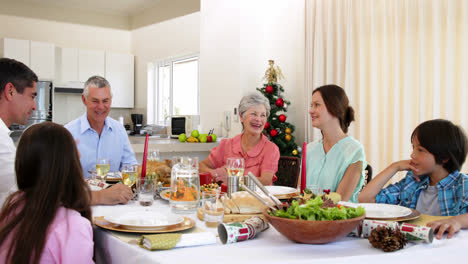 Familia-Extendida-Cenando-Juntos-En-Navidad