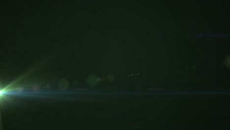 Animation-Von-Leuchtendem-Grünem-Licht,-Das-Sich-Auf-Dunkelgrünem-Hintergrund-Bewegt