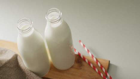 Video-Von-Glasflaschen-Milch-Auf-Weißem-Hintergrund