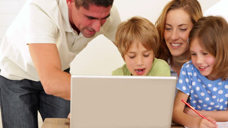 Fröhliche-Eltern-Und-Kinder-Basteln-Gemeinsam-Mit-Dem-Laptop
