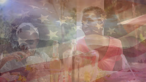 Animation-Der-Flagge-Der-USA-über-Einer-Afroamerikanischen-Mutter-Und-Tochter-Beim-Abendessen-Im-Garten