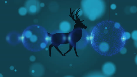 Animation-Von-Weihnachtskugeln-über-Laufenden-Rentieren-Und-Blauem-Bokeh