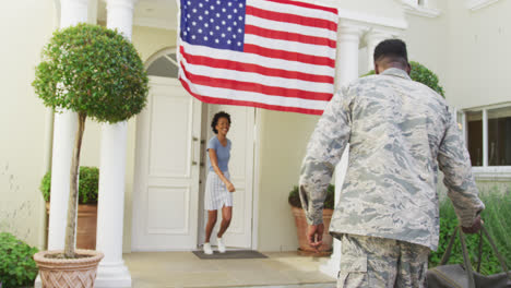 Afroamerikanischer-Soldat-Umarmt-Seine-Lächelnde-Frau-über-Der-Amerikanischen-Flagge