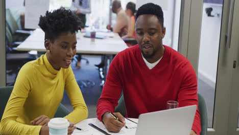 Afroamerikanische-Männliche-Und-Weibliche-Geschäftskollegen-Reden-Und-Benutzen-Laptop-Im-Büro