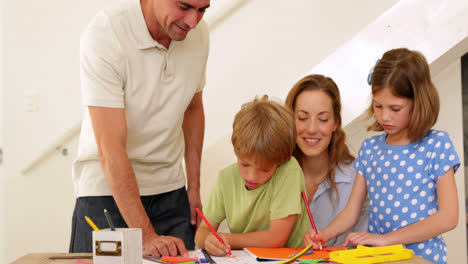 Glückliche-Eltern-Und-Kinder-Malen-Gemeinsam-Am-Tisch