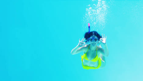 Morena-En-Bikini-Amarillo-Nadando-Bajo-El-Agua-Usando-Snorkel