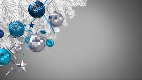 Weihnachtskugeln-Und-Sterndekorationen-Hängen-An-Weißen-Weihnachtsbaum-Zweig-Vor-Grauem-Hintergrund