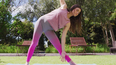 Mujer-Caucásica-Feliz-Practicando-Yoga-De-Pie-En-El-Parque-Soleado