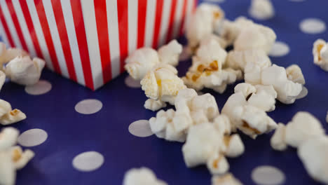 Animation-Einer-Schachtel-Popcorn-über-Weißen-Flecken