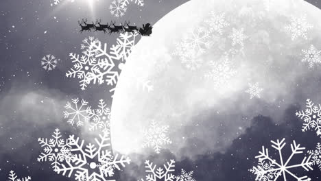 Schneeflocken-Fallen-über-Den-Weihnachtsmann-Im-Schlitten,-Der-Von-Rentieren-Gegen-Den-Mond-Am-Nachthimmel-Gezogen-Wird