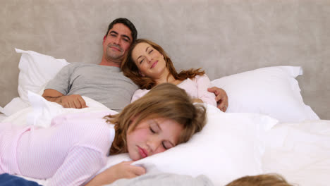 Süße-Eltern-Und-Kinder-Liegen-Schlafend-Im-Bett