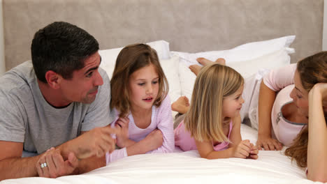 Eltern-Und-Töchter-Liegen-Im-Bett-Und-Unterhalten-Sich