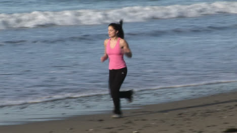 Mujer-Corriendo-En-La-Playa
