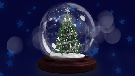 Estrella-Fugaz-Sobre-El-árbol-De-Navidad-En-Una-Bola-De-Nieve-Contra-Múltiples-Iconos-De-Estrellas-Azules-Flotando