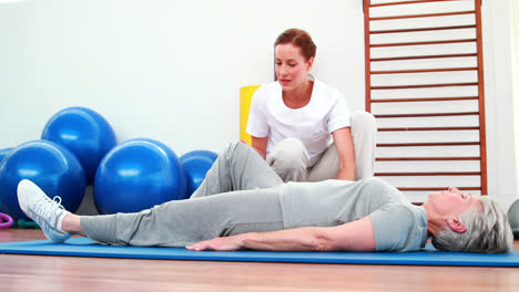 Fisioterapeuta-Ayudando-Al-Paciente-A-Mover-Su-Pierna