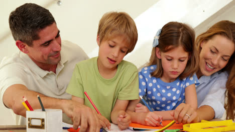 Glückliche-Eltern-Und-Kinder,-Die-Zusammen-Zeichnen