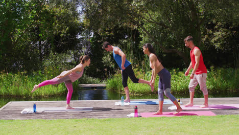 Kaukasische-Yogalehrerin-Und-Vielfältige-Gruppe-Praktiziert-Yoga-Pose-Im-Sonnigen-Park
