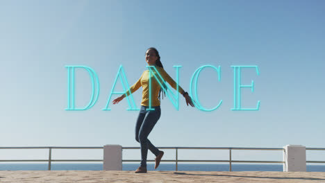 Neon-Tanz-Textbanner-Gegen-Afroamerikanische-Frau,-Die-Auf-Der-Promenade-Tanzt