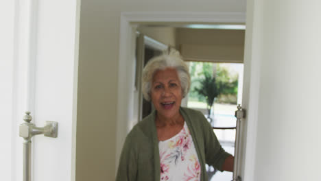 Retrato-De-Una-Mujer-Afroamericana-Senior-Sonriente-Mirando-La-Cámara-Y-Hablando