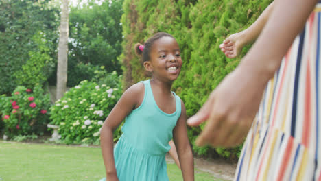 Afroamerikanische-Mutter-Umarmt-Ihre-Beiden-Lächelnden-Töchter-Im-Garten
