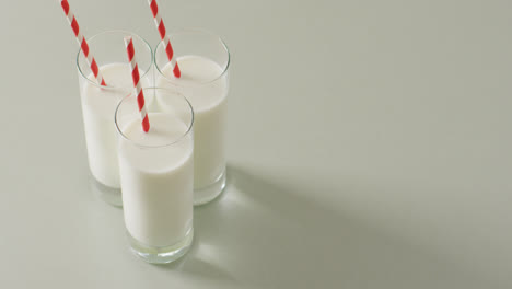 Video-Von-Drei-Gläsern-Milch-Auf-Weißem-Hintergrund