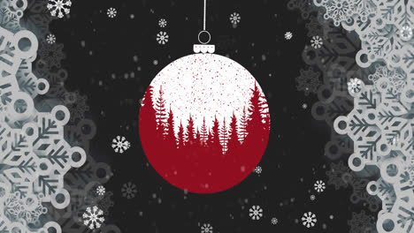 Schneeflocken-Fallen-über-Weihnachtskugel-Dekoration-Hängen-Vor-Schwarzem-Hintergrund