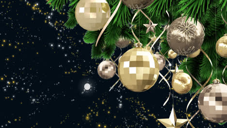 Weihnachtsdekorationen-Hängen-Am-Weihnachtsbaum-Vor-Gelben-Lichtflecken-Auf-Schwarzem-Hintergrund