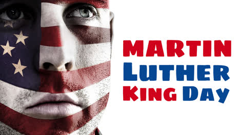 Animación-Del-Texto-Del-Feliz-Día-De-Martin-Luther-King-Sobre-Un-Hombre-Caucásico-Coloreado-Con-La-Bandera-Estadounidense