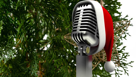 Animation-Einer-Weihnachtsmütze-Auf-Einem-Vintage-Mikrofon-über-Einem-Tannenbaum-Auf-Weißem-Hintergrund