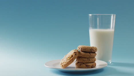Video-Von-Keksen-Mit-Schokolade-Und-Milch-Auf-Blauem-Hintergrund