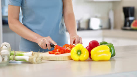 Woman-preparing-vegetables-on-the-chopping-board
