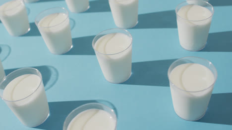 Video-Einer-Reihe-Von-Milchgläsern-Auf-Blauem-Hintergrund