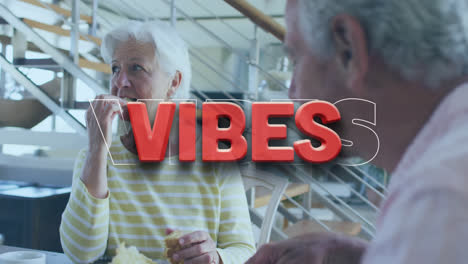 Animation-Von-Vibes-Text-In-Rot,-über-Einem-Glücklichen-Kaukasischen-Senior-Paar,-Das-Zu-Hause-Redet-Und-Isst