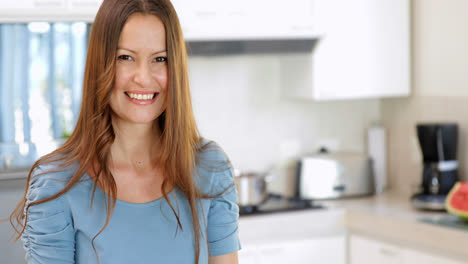 Smiling-woman-preparing-vegetables-on-the-chopping-board