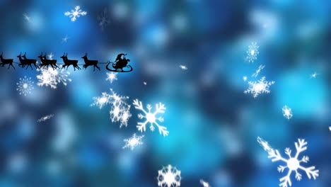 Animación-De-Santa-Claus-En-Trineo-Con-Renos-Sobre-Nieve-Cayendo-Sobre-Fondo-Azul