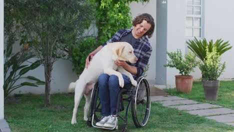 Un-Hombre-Discapacitado-Caucásico-Sonriente-En-Silla-De-Ruedas-Jugando-Con-Un-Perro-En-La-Calle