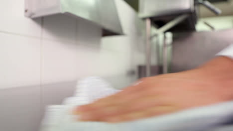 Chef-Limpiando-La-Superficie-Y-Rociando-Detergente