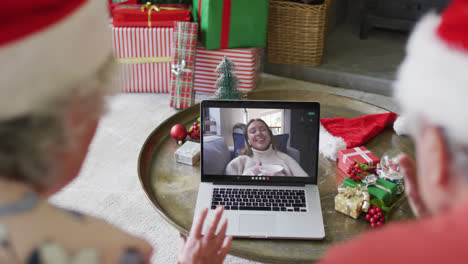 Älteres-Kaukasisches-Paar-Nutzt-Laptop-Für-Weihnachtsvideoanruf-Mit-Glücklicher-Frau-Auf-Dem-Bildschirm