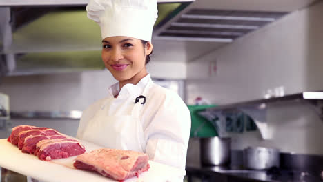 Chef-Mostrando-Tablero-De-Carne-En-Rodajas
