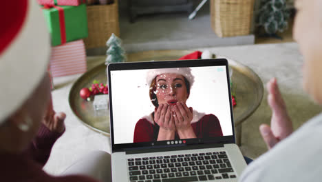 Verschiedene-ältere-Freundinnen-Nutzen-Laptop-Für-Einen-Weihnachtsvideoanruf-Mit-Einer-Glücklichen-Frau-Auf-Dem-Bildschirm