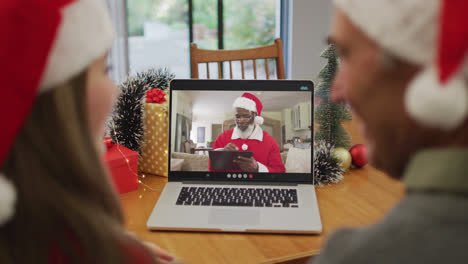 Kaukasisches-Paar-Telefoniert-Zur-Weihnachtszeit-Per-Laptop-Mit-Dem-Weihnachtsmann