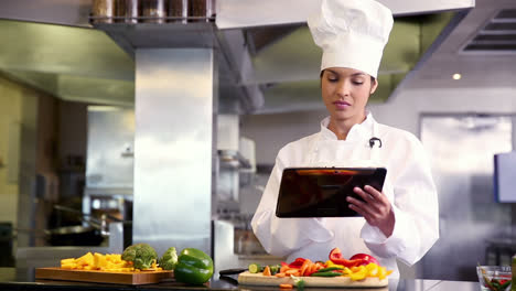 Chef-Preparando-Verduras-Y-Usando-Tableta-Digital