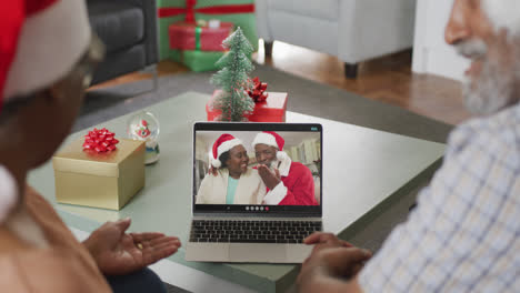 Glückliches-älteres-Afroamerikanisches-Paar-Bei-Einem-Videoanruf-Mit-Freunden-Zur-Weihnachtszeit