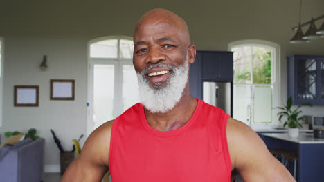 Porträt-Eines-Afroamerikanischen-älteren-Mannes,-Der-Zu-Hause-Lächelt